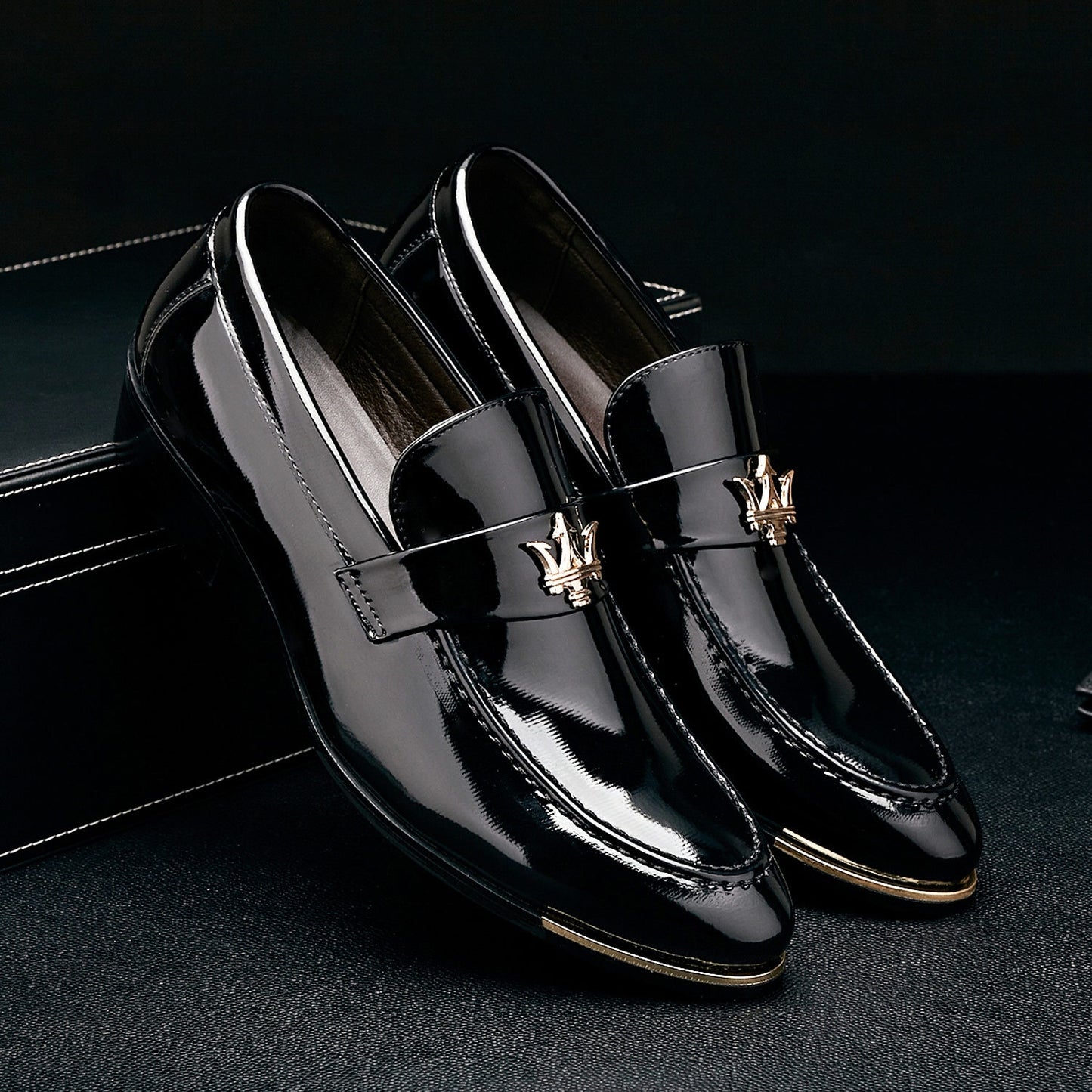 Luxury Patent Leather Men Pointed Toe Dress Shoes Slip On Metal Decorated Business Gentleman Party Men Shoes Black Blue