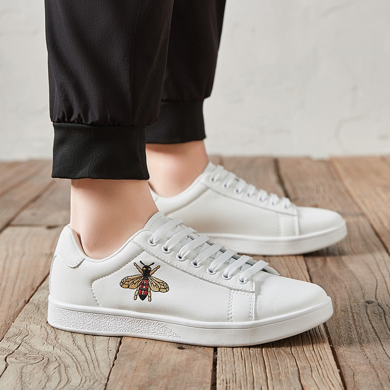 Autumn Men and Women Casual Shoes Creative Luxury Embroidered Bee Flats Lovers Shoes Lace-up Leather Skateboard Sneakers 35-44